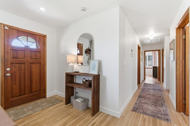 Building Photo - 2820 Donna Hill Dr