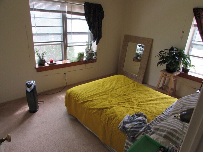 Building Photo - Second Floor Condo Near Tenney Park