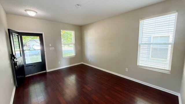 Foto del edificio - EAST SIDE 4 BEDROOM NEWER HOME AVAILABLE NOW!