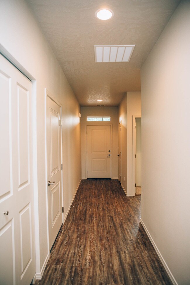 Foto del edificio - 301 S Marigold Ln