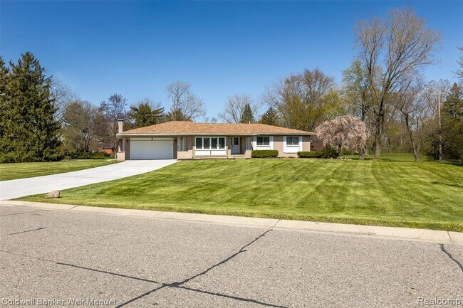 Building Photo - 6425 Wellesley Dr