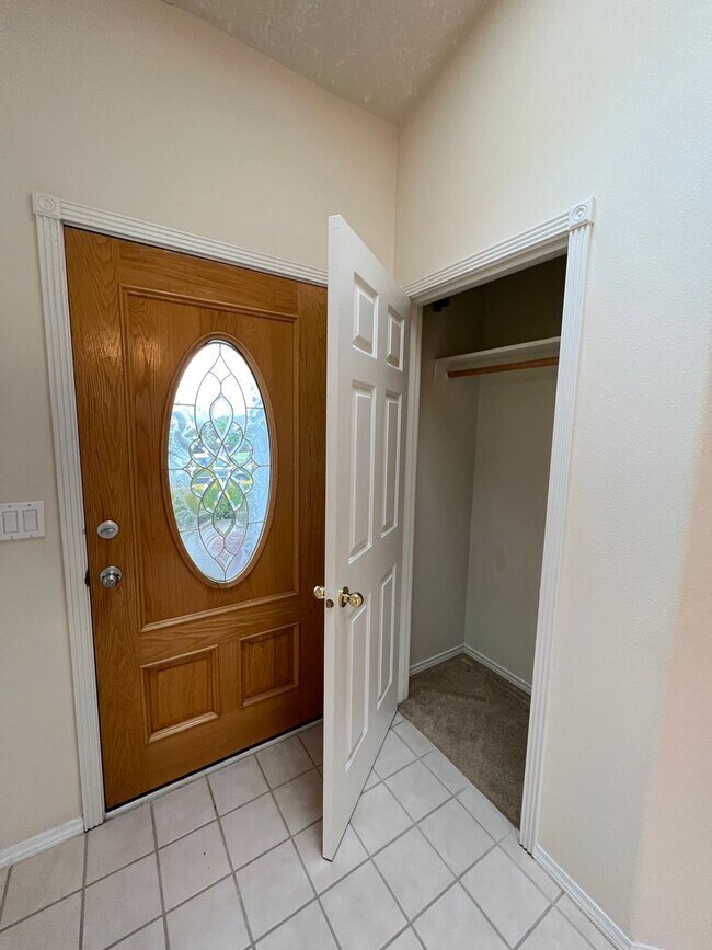 Building Photo - BEAUTIFUL 3 BEDROOM 2 BATH HOUSE LOCATED I...