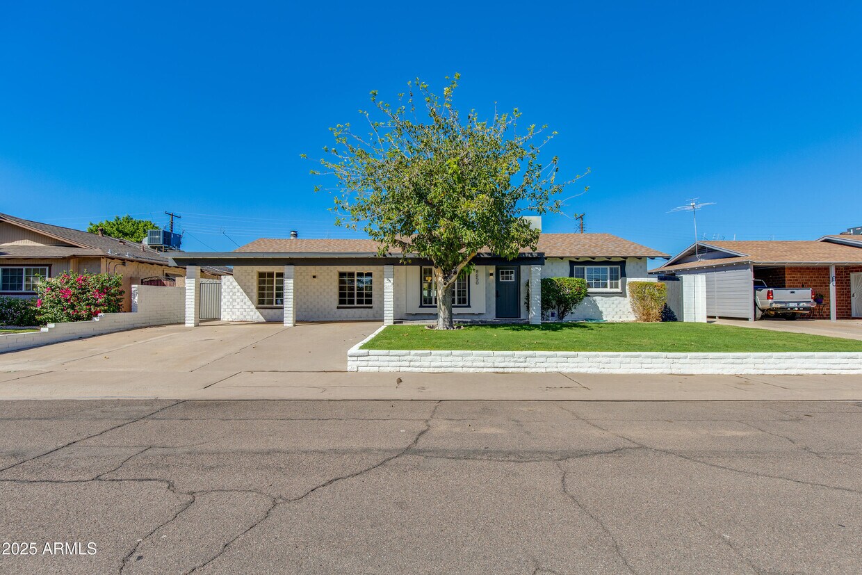 Foto principal - 8650 E Roanoke Ave