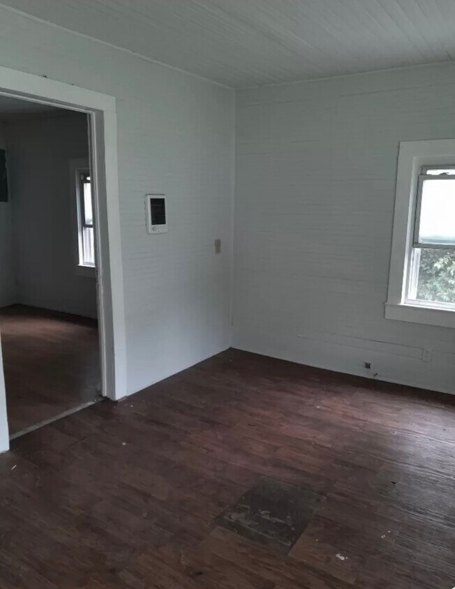 Building Photo - Spacious Laurens Home!