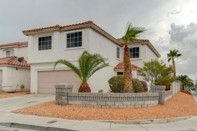 Building Photo - 2 Story 4 bedrooms 2.5 Bathrooms 2 car garage.