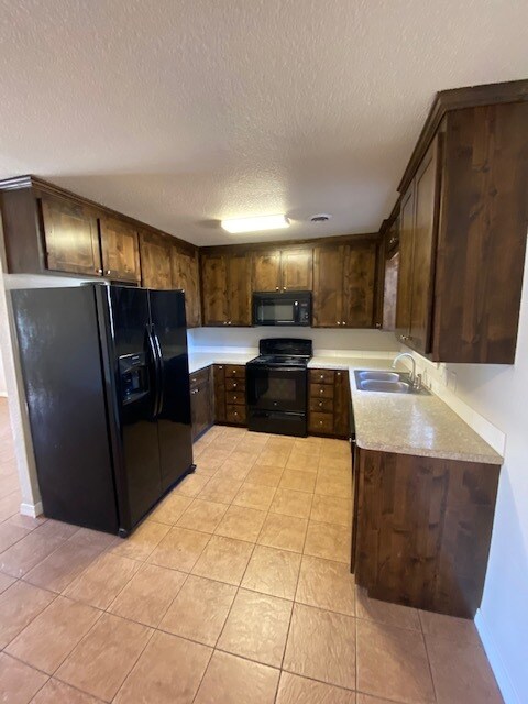 Kitchen with appliances - 718 Fifth St
