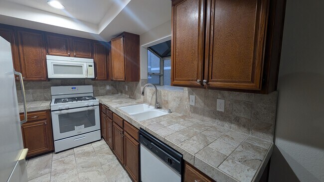 Foto del edificio - 1300 Mayflower Ave