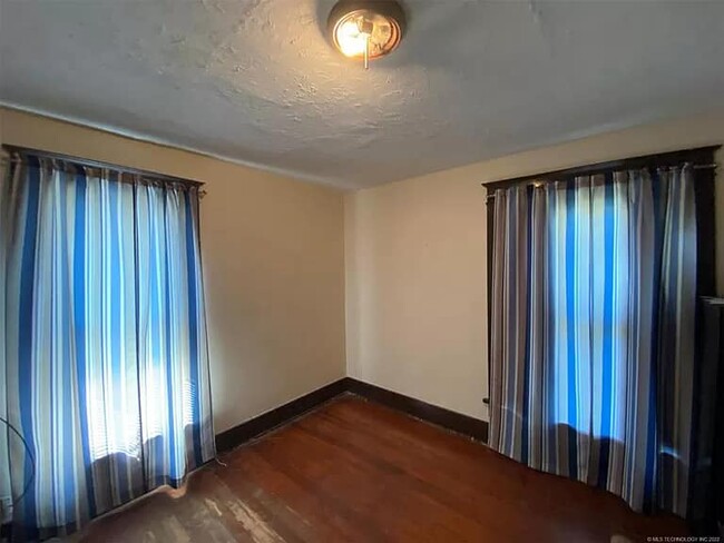 bedroom - 1101 Fremont St