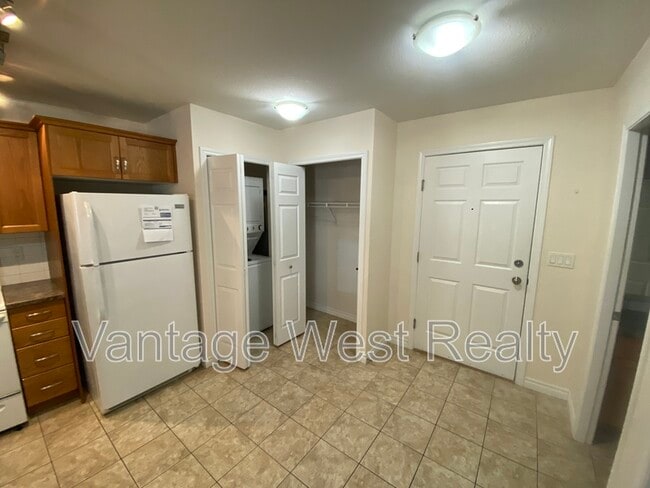 Building Photo - 203-598 Sutherland Ave