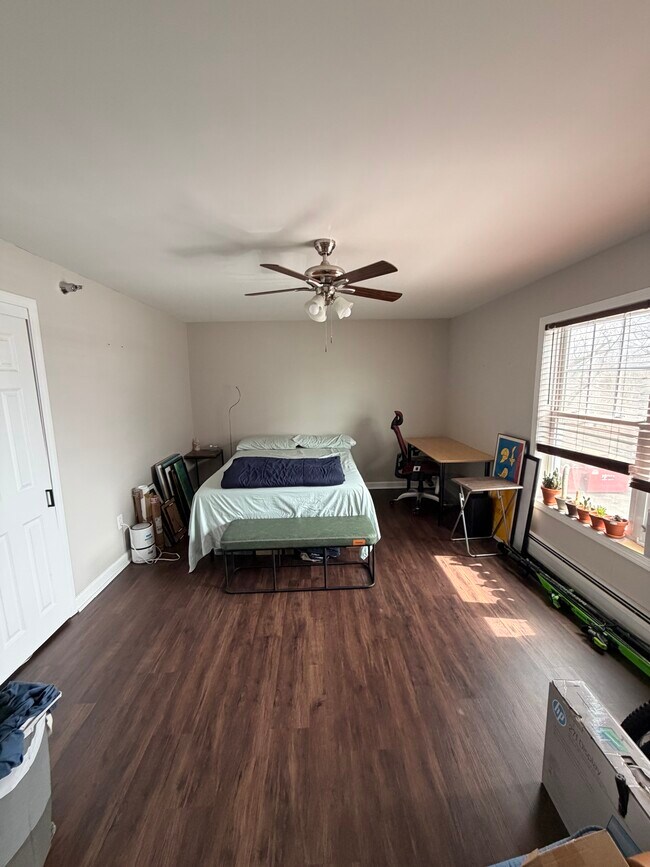 Dormitorio 1 - 235 Main St