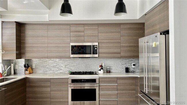 Building Photo - 71 N Shore Dr 71 Miami Beach Fl 33141