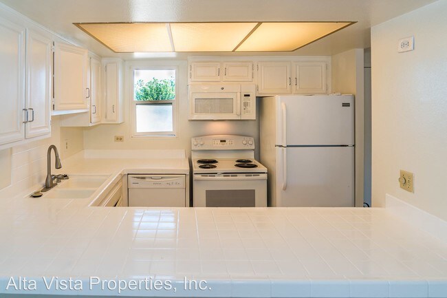Building Photo - 2 br, 2 bath Apartment - 4944 Cass St #201