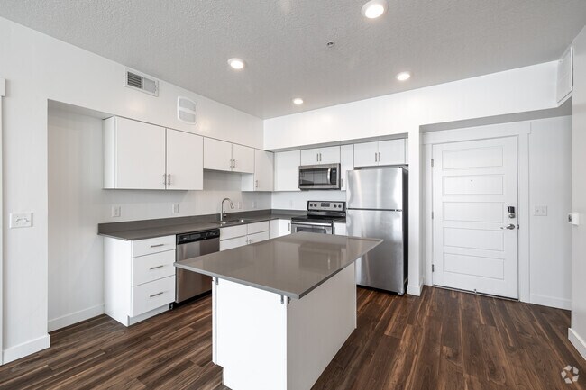 2BR, 2BA - 895SF - Dining Room/Kitchen - Meadowbrook Millcreek Apartments