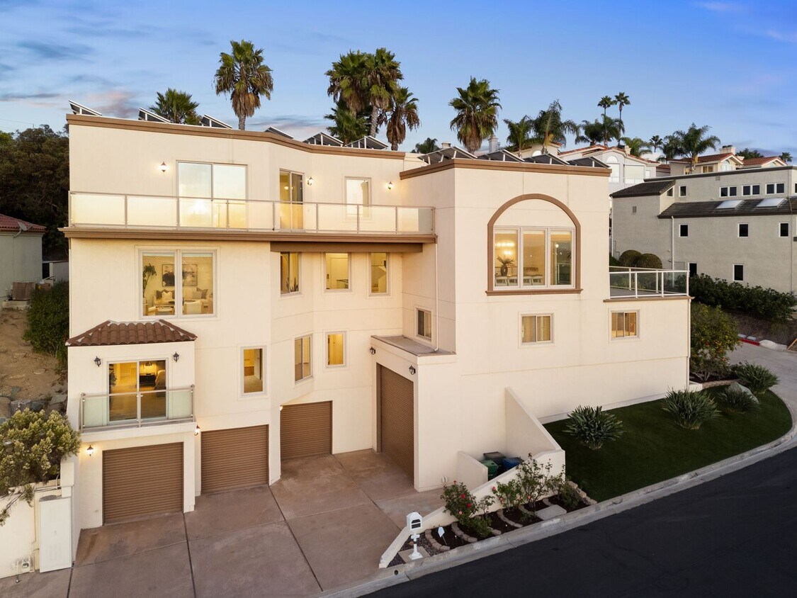 Foto principal - Custom Del Cerro Home with Views