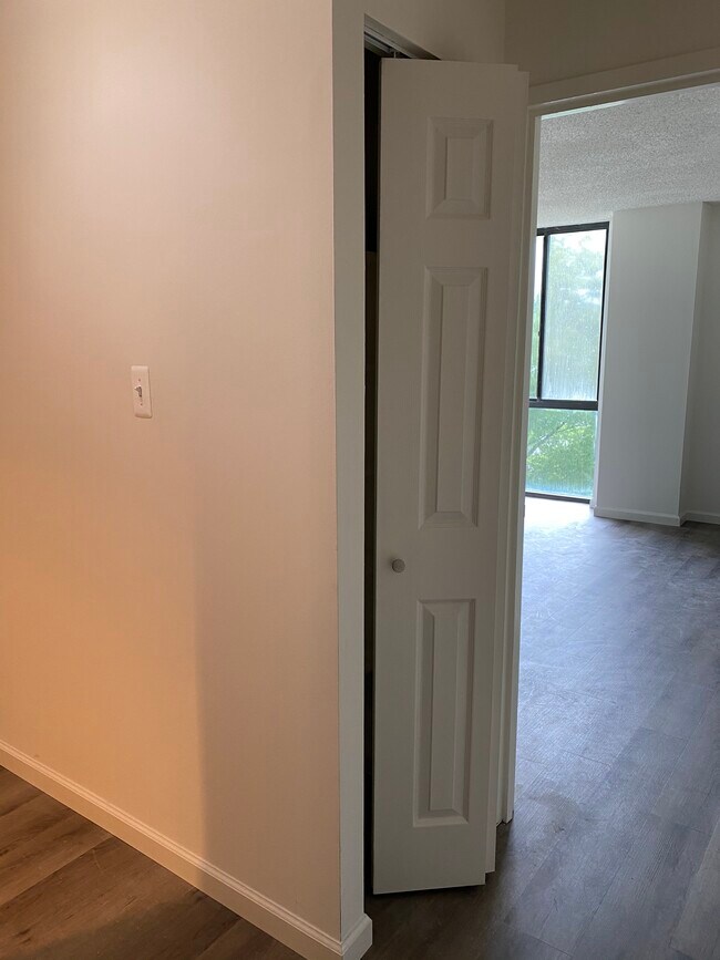 Building Photo - 2300 Pimmit Dr