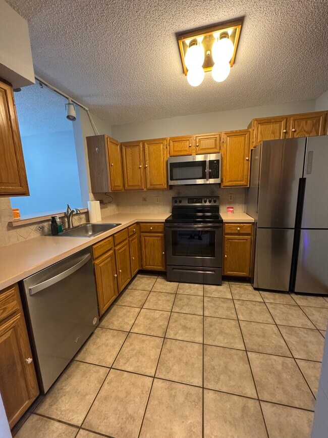 La cocina cuenta con un refrigerador/congelador moderno, un lavavajillas nuevo, una estufa de vidrio y todo de acero inoxidable. - 705 Lake Ave
