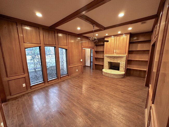 Formal room w/ fireplace - 4617 Normandy Lane