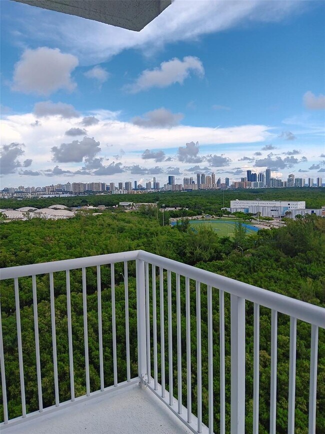 Foto del edificio - 14951 Royal Oaks Ln