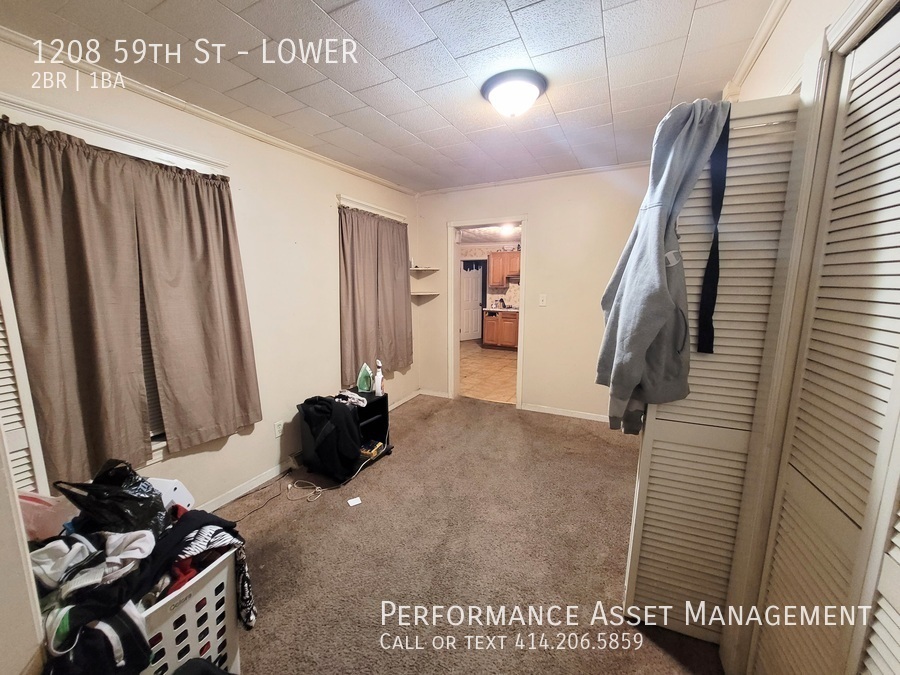 Foto principal - Charming 2-Bedroom Lower Unit Available 1/...