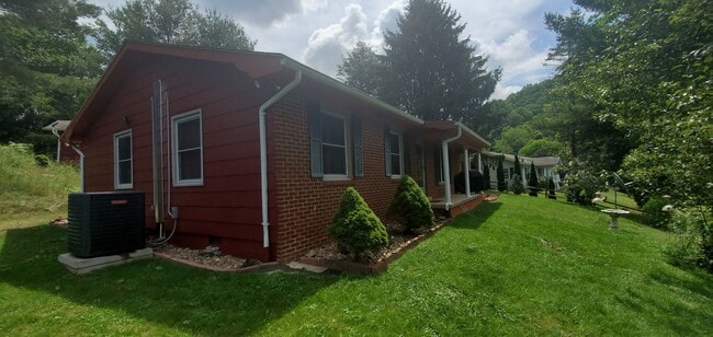 3/1.5 in Vilas; Easy Access and Close to Boone! - 3/1.5 in Vilas; Easy Access and Close to Boone! House