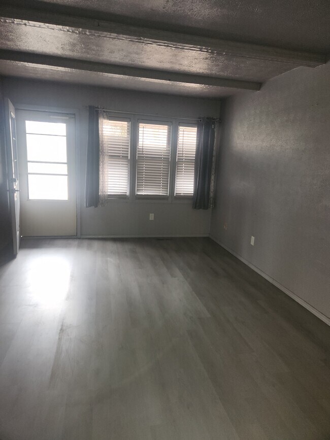 Foto del edificio - 25632 Thelmadale Dr