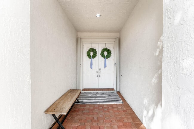 Building Photo - 121 Palm Cir