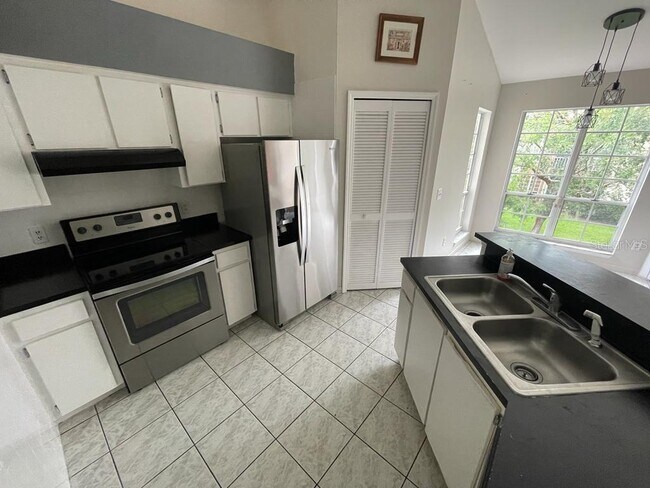 Foto del edificio - 4692 Sussex Terrace