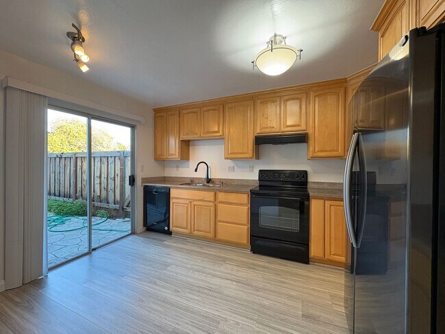 Foto del edificio - Charming Townhouse Located In Foster City Available Now!