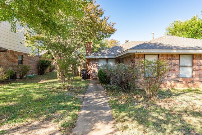 Building Photo - NW - Menzer Duplex