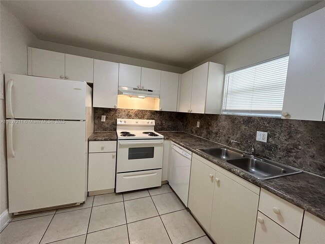 Building Photo - 4255 N University Dr