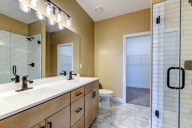 Building Photo - Updated 2 Bed 2 Bath Near SSM Cardinal Gle...