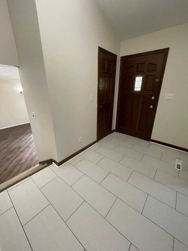 Foto del edificio - 6 Bed 2.5 Bath 2 Car Garage