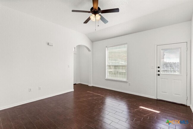 Foto del edificio - 586 Creekside Cir
