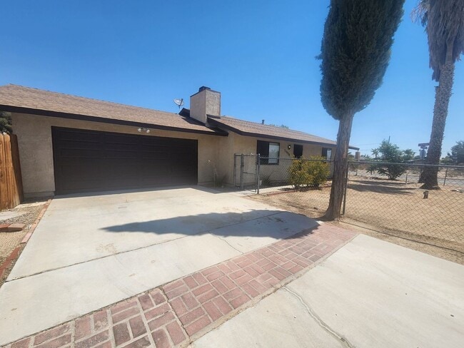 Building Photo - Corner Lot 2 Bedroom w/ 2 Car Garage