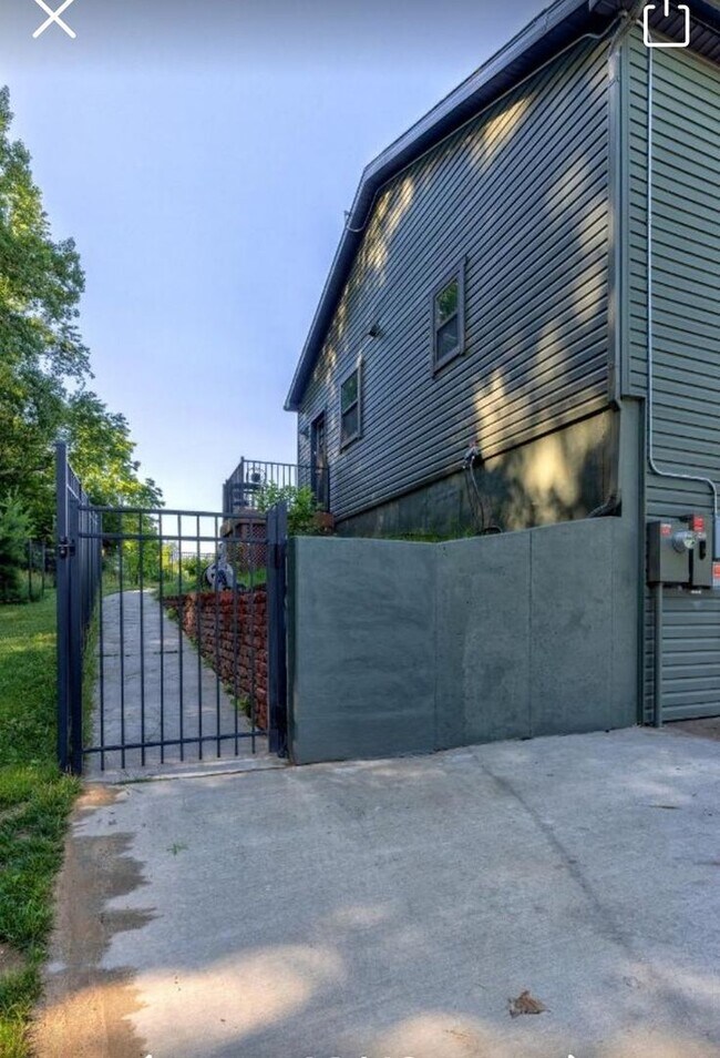 Foto del edificio - 497 W Center St