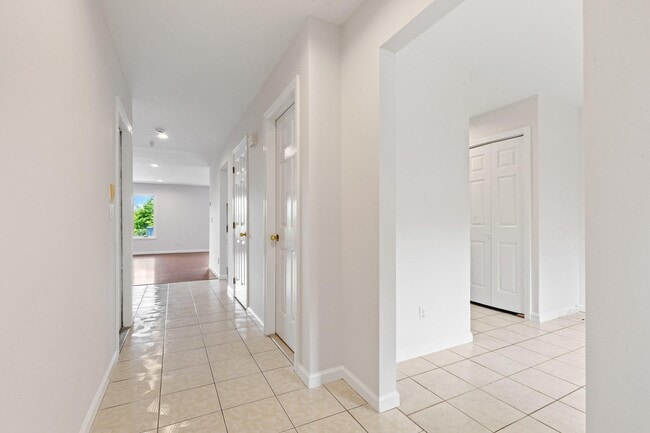 Building Photo - 2 Larissa Ln