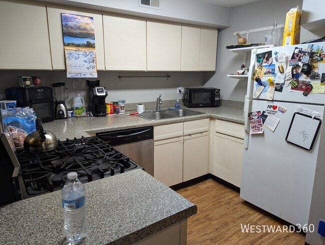 Photo - 1528 W Wellington Ave Apartment