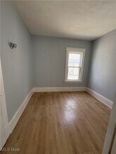 Building Photo - 946 E 79th St