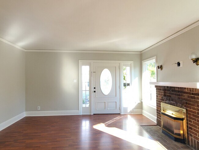 Building Photo - Cute House in Great Location, Remodeled Th...
