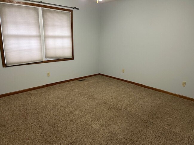 Foto del edificio - Three bedroom home in Rochester School Dis...