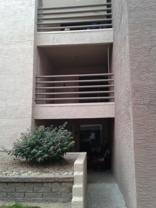 Building Photo - "FREE RENT! Early move-in available. Inter...
