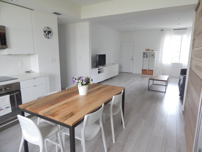 Foto del edificio - Exquisite 2/2 condo in Art Deco style building