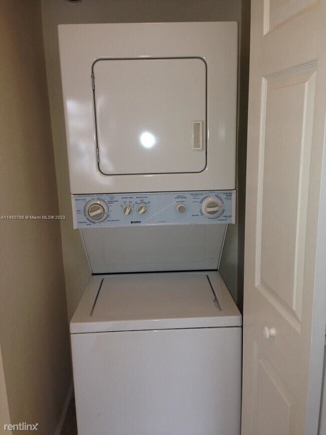 Building Photo - 3 br, 2 bath House - 2589 NE 4th St Unit 201