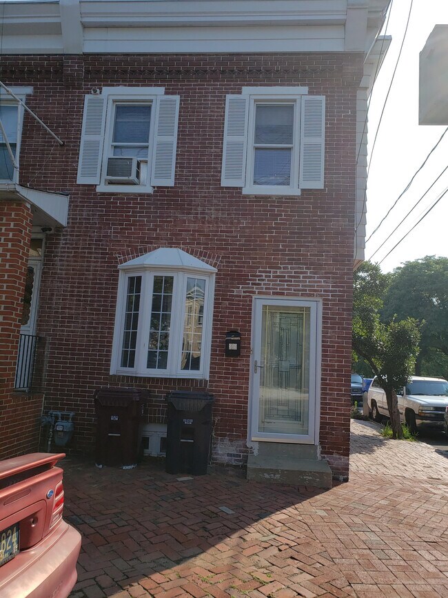 Building Photo - 219 Stroud St