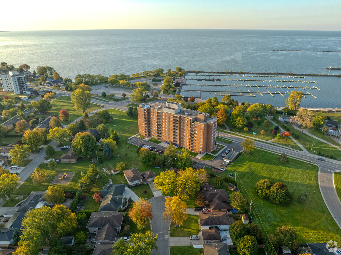 Primary Photo - Lakeview Towers