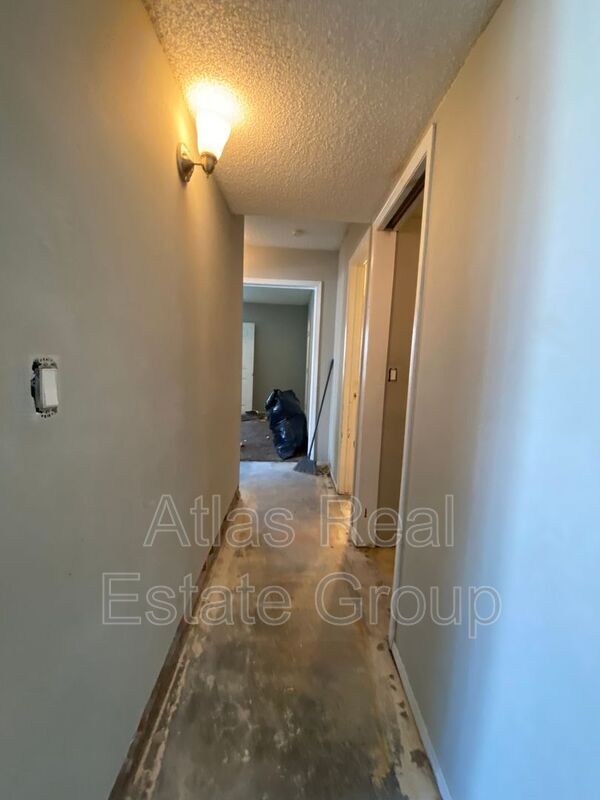 Building Photo - 931 S Zeno Way