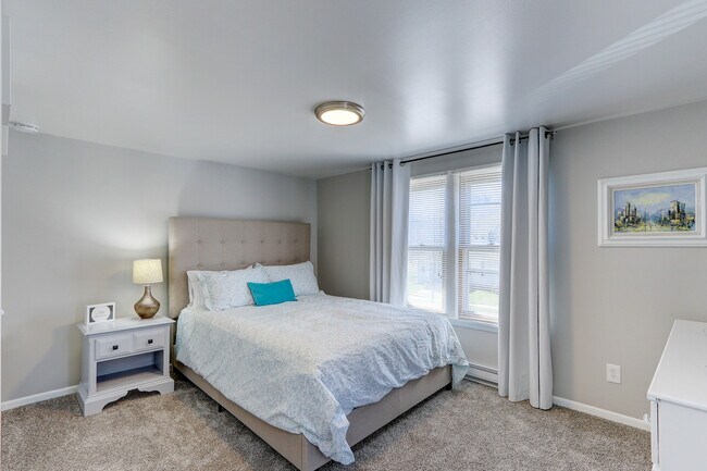 Queen Size Bed - 607 1/2 W Franklin St