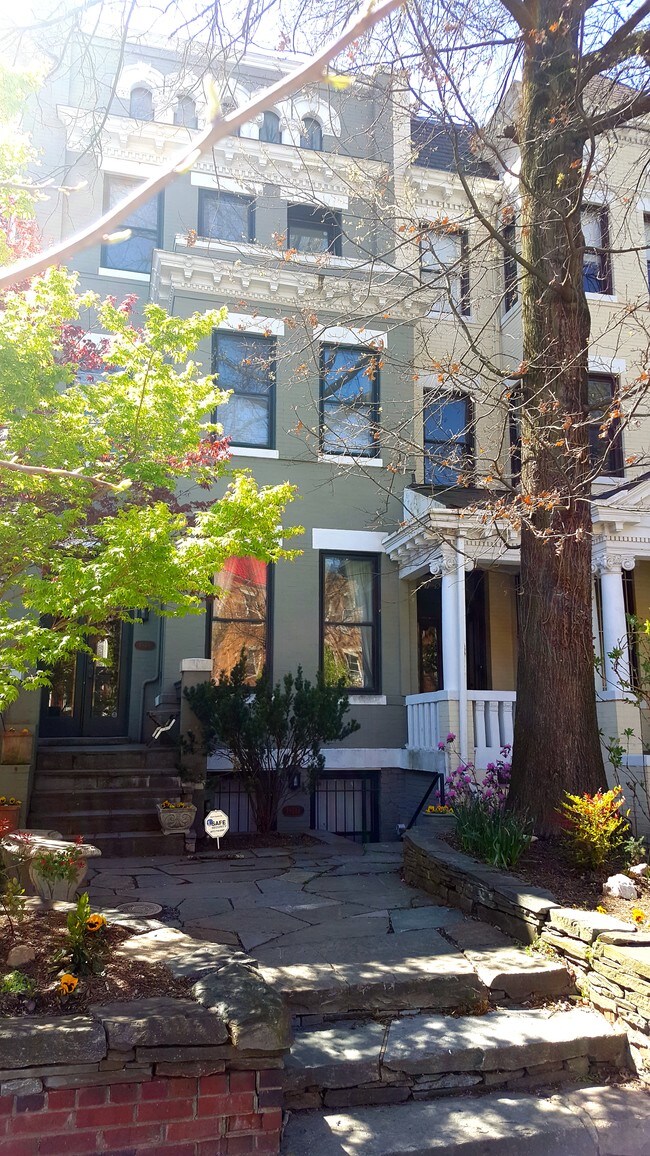 full house front - 1938 Calvert St NW
