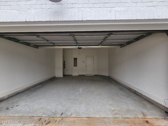 Building Photo - 3 br, 2.5 bath Townhome - 110 S Auburn Lan...
