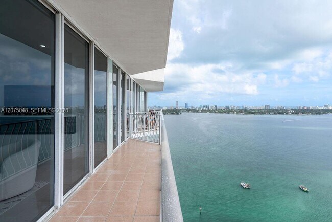 Foto del edificio - 7601 E Treasure Dr